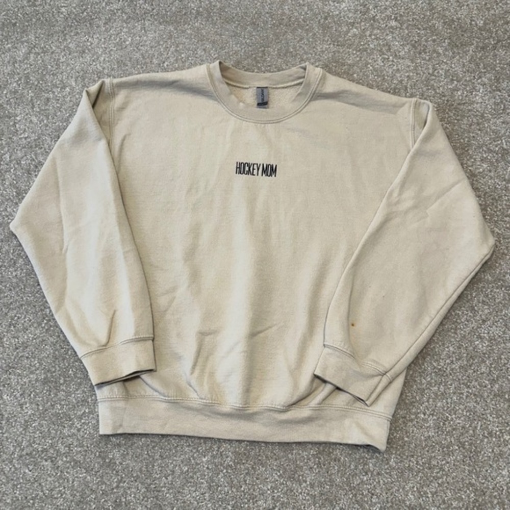 Gildan Heavy Blend Hockey Mom Embroidered Sweatshirt Cream Crewneck Size‎ M
